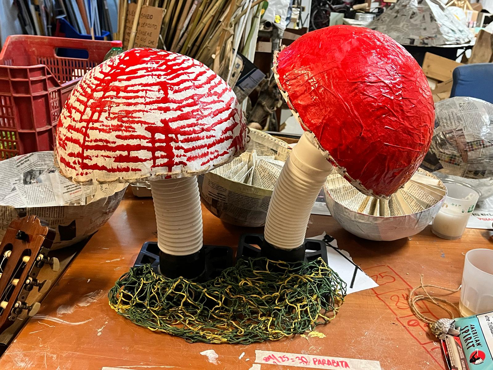 Funghi sul tavolo durante la costruzione